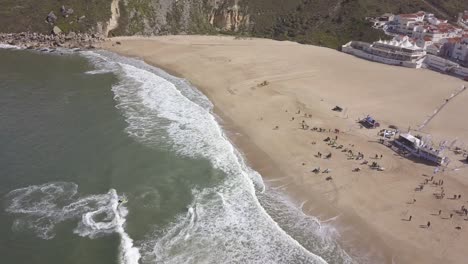 vista de la playa de nazare riviera en la costa del océano atlántico. un lugar icónico, la meca del surf en grandes olas. vista aérea de la ciudad vieja y el paseo marítimo