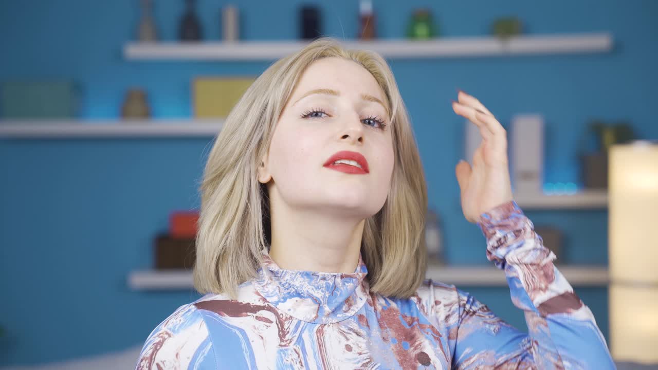 아름답고 매력적인 젊은 여성이 카메라를 쳐다보고 있습니다.