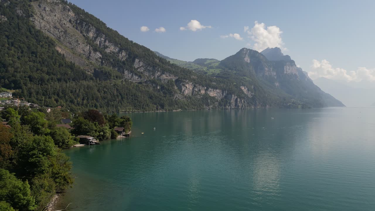 drone volando sobre la ciudad de weesen basado cerca de la orilla del lago walensee, suiza con cielo azul