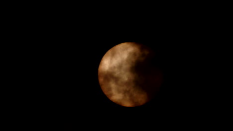 luna llena de miedo apocalíptico o sol brillando detrás de nubes oscuras que pasan