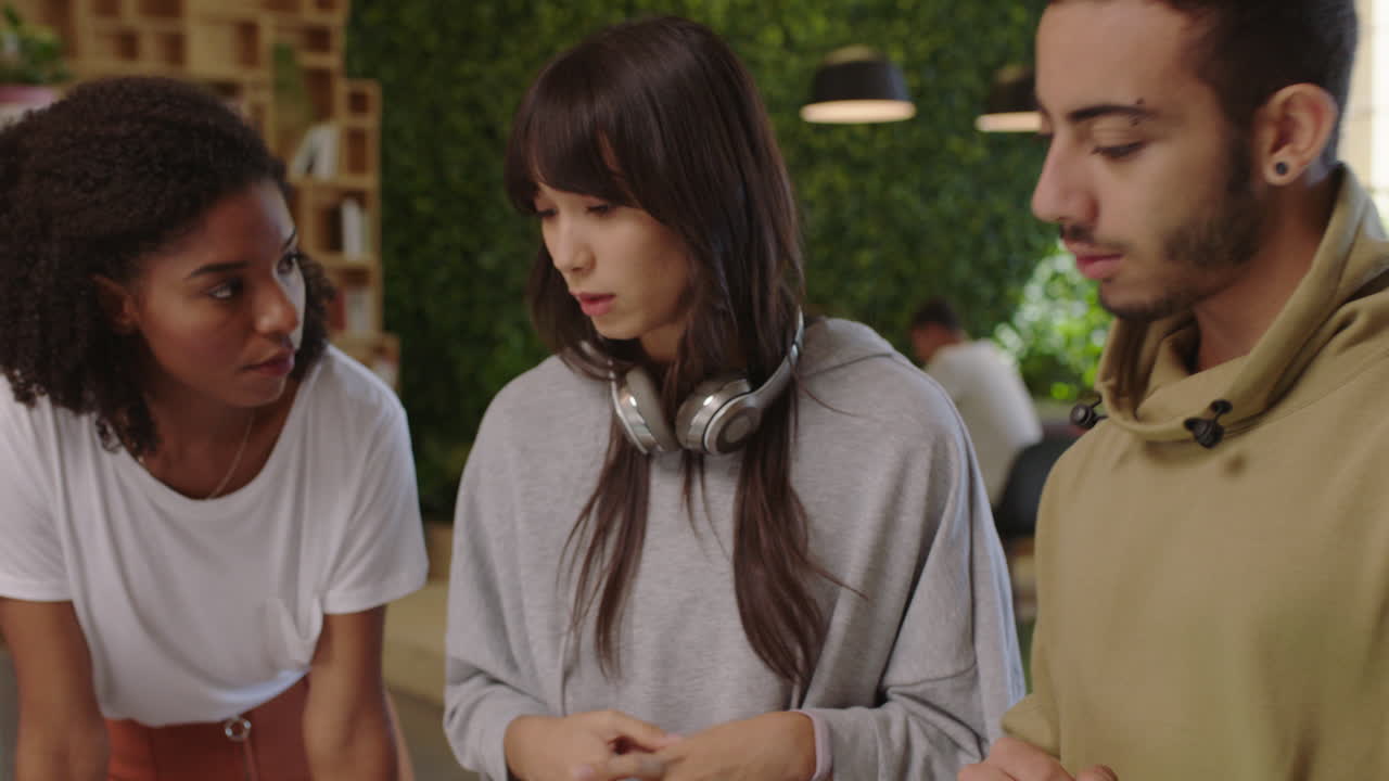 행복한 사업가들 창의적인 팀 리더 여성 아이디어를 공유하는 즐거운 협업 동료들이 프로젝트에서 함께 일하는 사무실에서 컴퓨터 기술을 사용하는