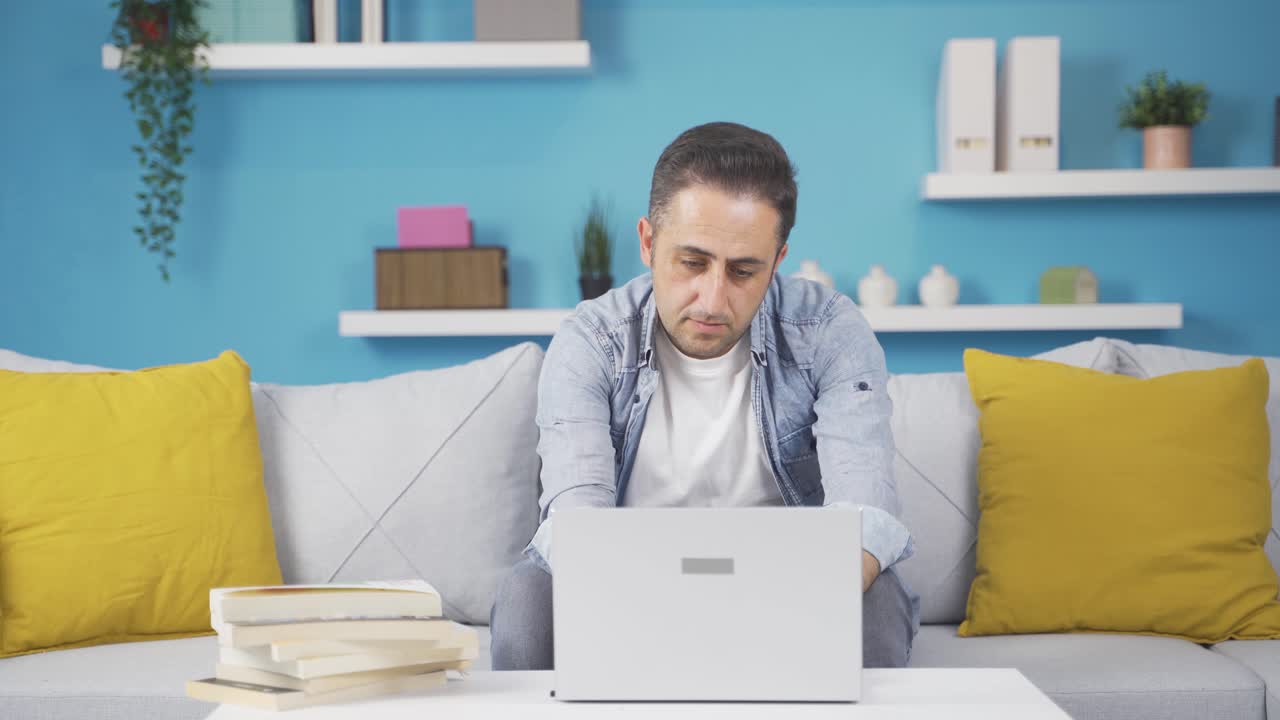 el hombre mirando la computadora portátil es considerado.