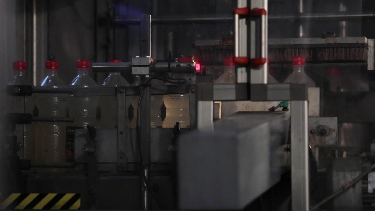 The vinegar factory automates the sorting of bottles and prepares packaging for automated delivery