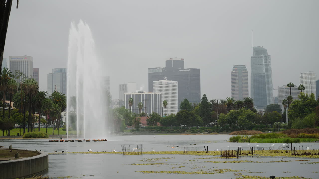 echo park lago bajo fuertes lluvias