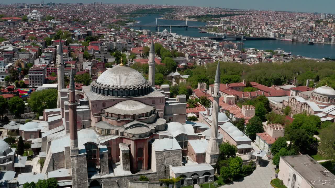 이스탄불 시의 하기아 소피아와 골든 호른 격리 시설의 공중 사진