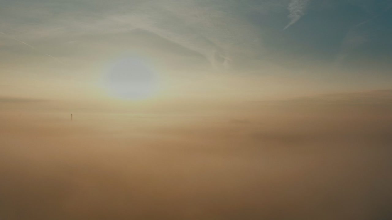 volar sobre las nubes en tabor checo mañana fría de otoño