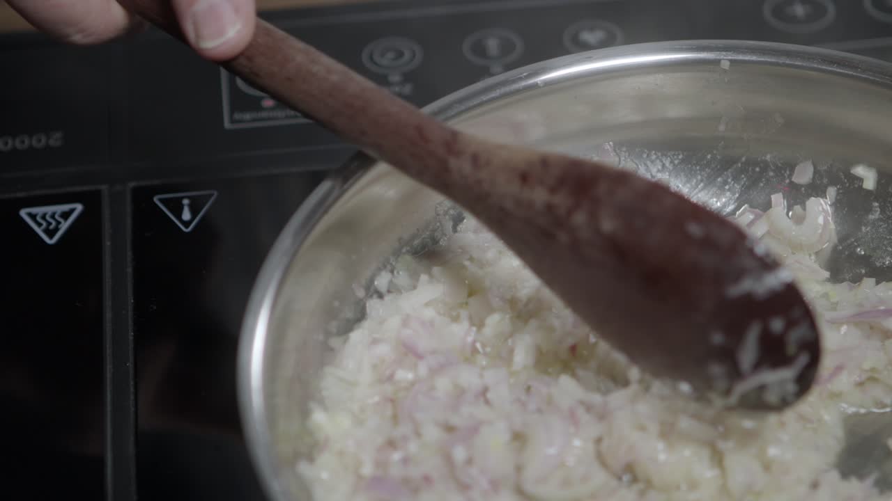 mantequilla de café de parís, agitar en una sartén mientras se cocina