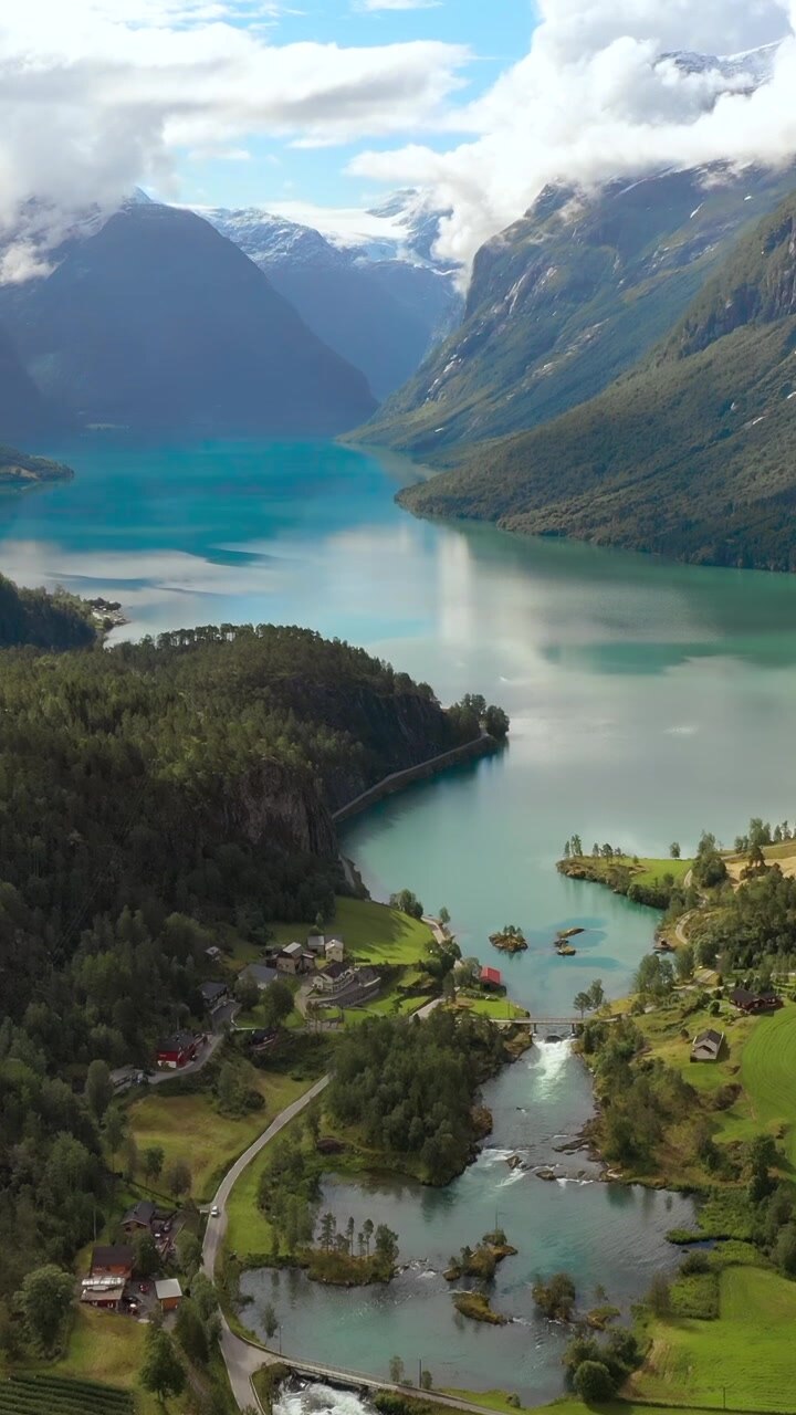 Vista aerea del lago Lovatnet (lago Loen) e della valle di montagna in Norvegia
