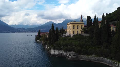 Drohnenschuss-über-Der-Historischen-Stadt-Varenna-Am-Comer-See-In-Italien