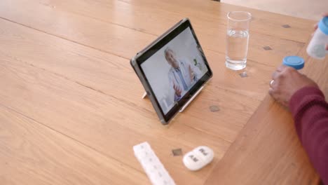 hombre de dos razas usando una tableta para una consulta médica con un médico de dos razas, cámara lenta
