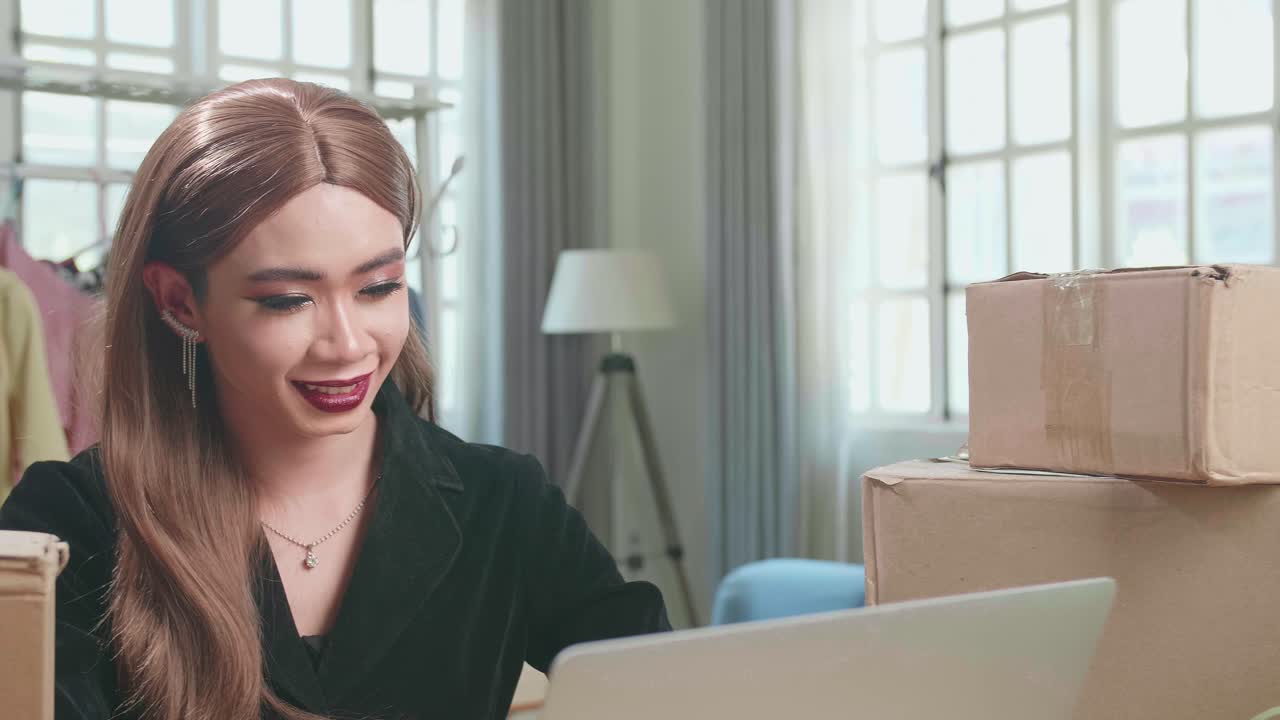 Young Transgender Woman Uses A Laptop To Chat With Customers Who Come To Order Product, New Young Businesses That Can Work From Home And Deliver Their Goods By Post, Sell Online Or Online Sell