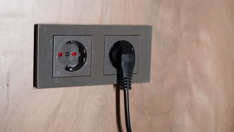 cable de cable de alimentación blanco conectado a la pared
