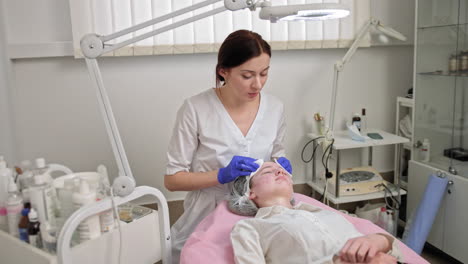 tratamiento facial en un salón de belleza