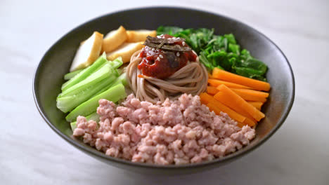 한국 매운 냉면 - 비빔 막국수 또는 비빔 국수 - 한국 음식 스타일