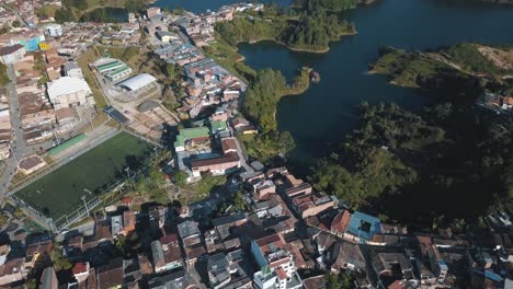 vista aérea de drones de la ciudad en guatapé revelando el lago en el peñón, colombia