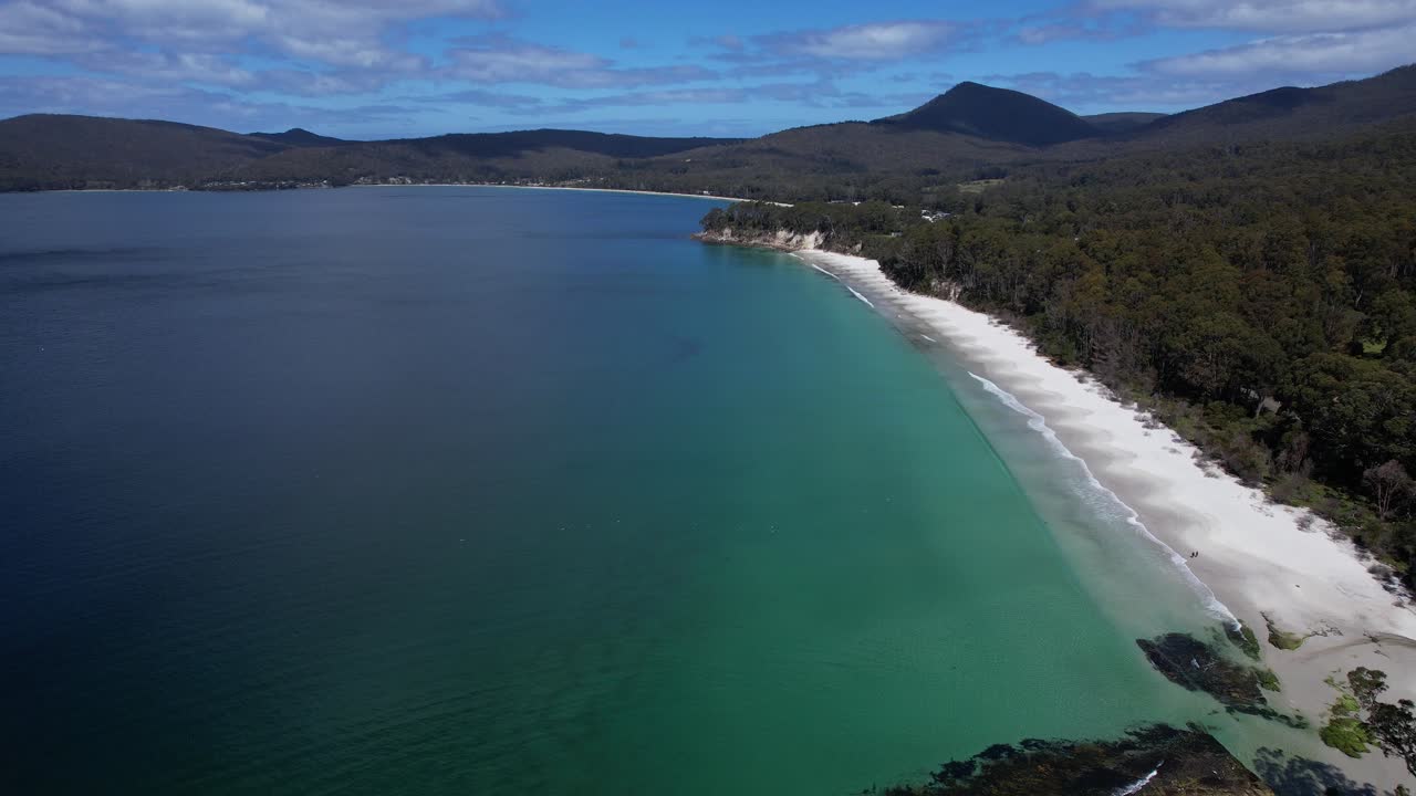 Hanssons strand med hvidt sand og turkisblåt hav i Tasmanien, Australien – dronefoto