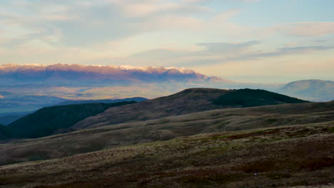 Toma-Panorámica-Del-Paisaje-Pacífico-En-La-Pista-Kepler-Y-Montañas-Nevadas-Y-Coloridas-En-El-Fondo-Durante-La-Puesta-De-Sol