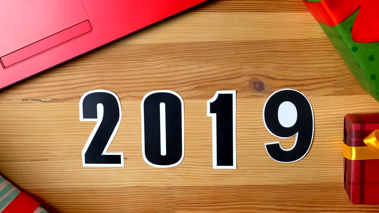 새해, 남자 손을 테이블 위에 놓은 2018 년 날짜, 2019 년 변경