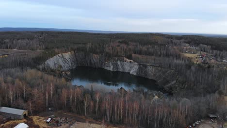 Drohnenaufnahme-Einer-Mit-Wasser-Gefüllten-Grube-In-Stråssa,-Schweden