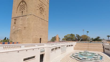 Vista-Panorámica-De-La-Torre-Hassan,-Rabat,-Marruecos-Con-Una-Arquitectura-Intrincada