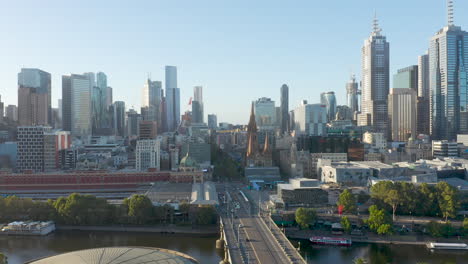 Sanfter-Anflug-Aus-Der-Luft-über-Die-St.-Kilda-Road-Mit-Blick-Auf-Die-Flinders-Street-Station-Und-Den-Fed-Square