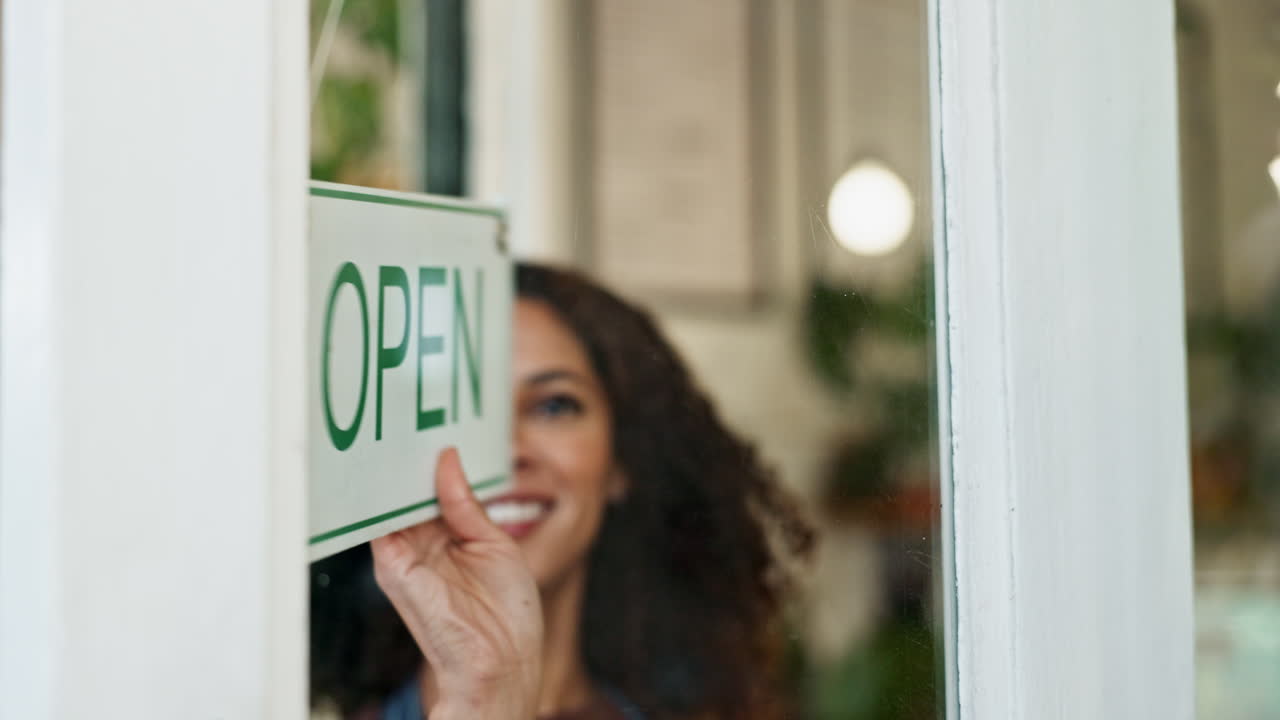 un letrero abierto en la puerta de una tienda.