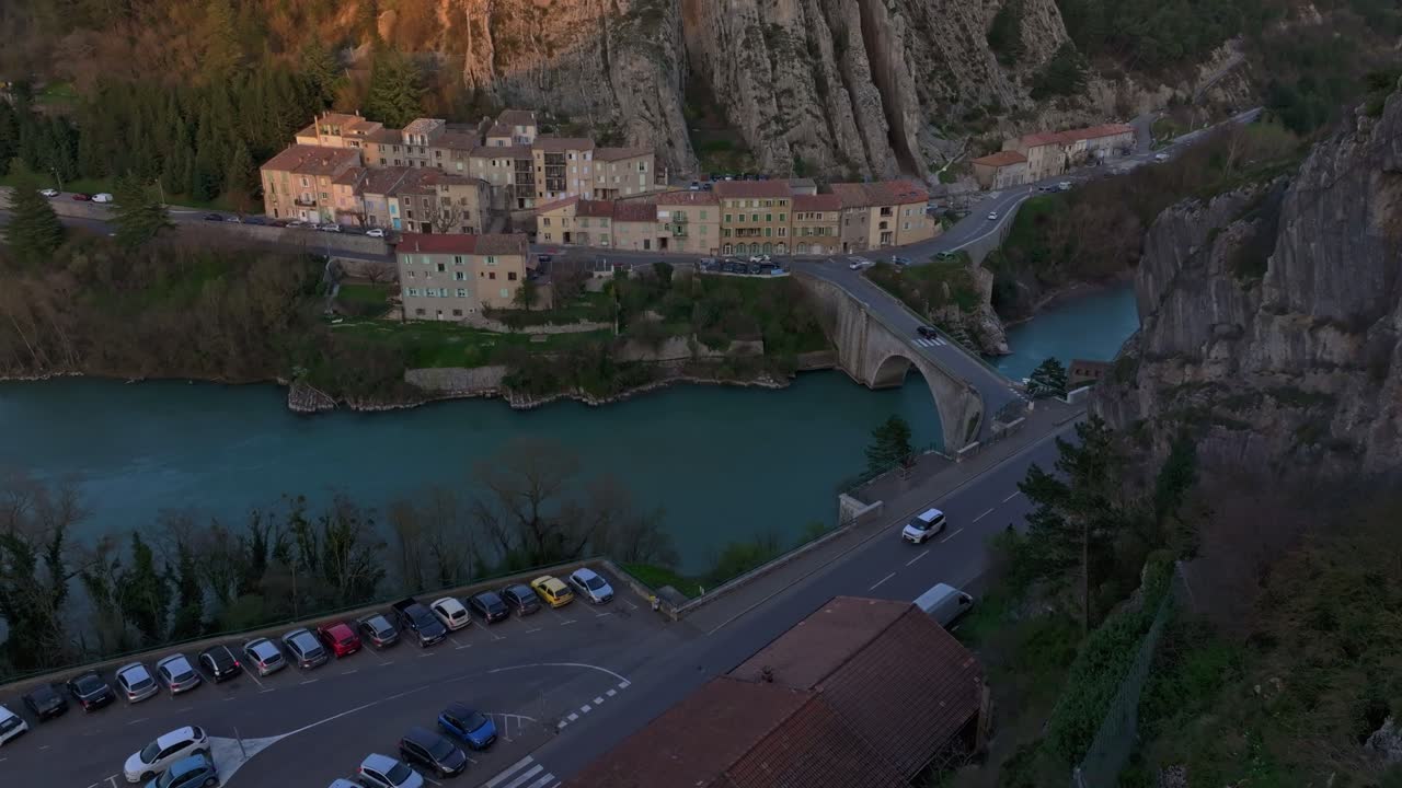 Cálida luz del atardecer sobre el Rocher de la Baume y los tejados de Sisteron