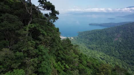 Ciudad-Portuaria-Revelada-En-Vista-Aérea-De-La-Selva-Montañosa-Brasileña,-Ilha-Grande