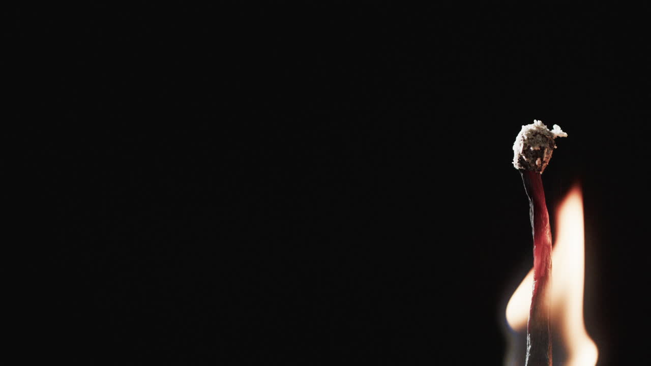 video de primer plano del partido con llama de fuego amarilla y espacio de copia sobre fondo negro