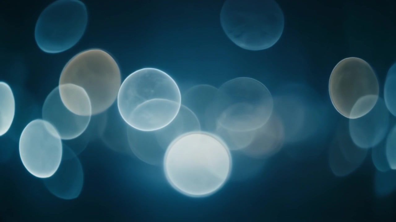 Abstrakt bakgrunn av myke glødende blå bokeh-sirkler