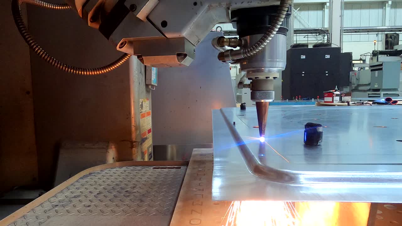 braccio robotico a 5 assi utilizzato per il taglio laser di parti stampate per veicoli prototipo - filmato in 4k
