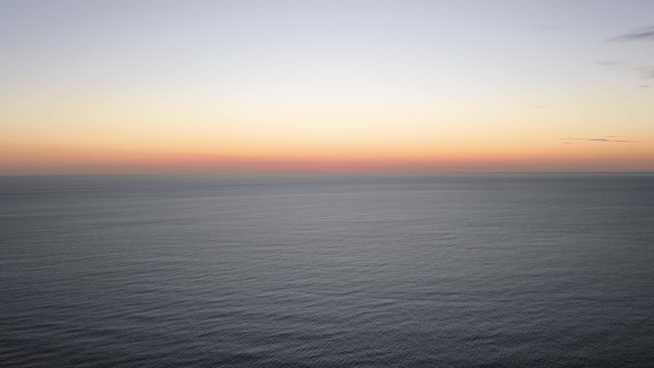 océano en calma al atardecer