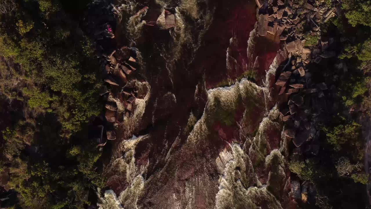 toma aérea cenital del río yuruani, ubicado en la gran sabana de venezuela.