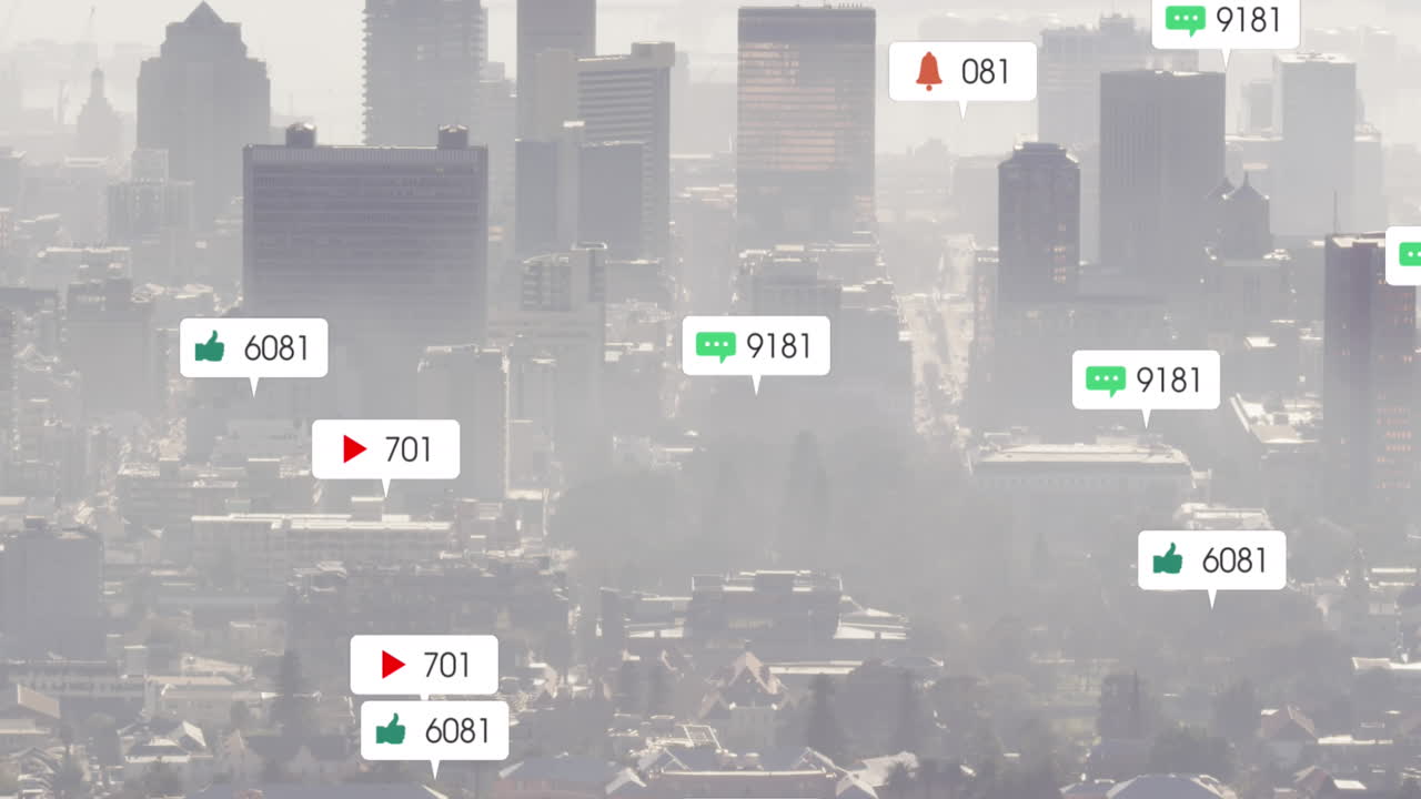 여러 소셜 미디어 아이콘의 애니메이션이 도시 풍경의 공중 전망에 대해 떠다니고 있습니다.