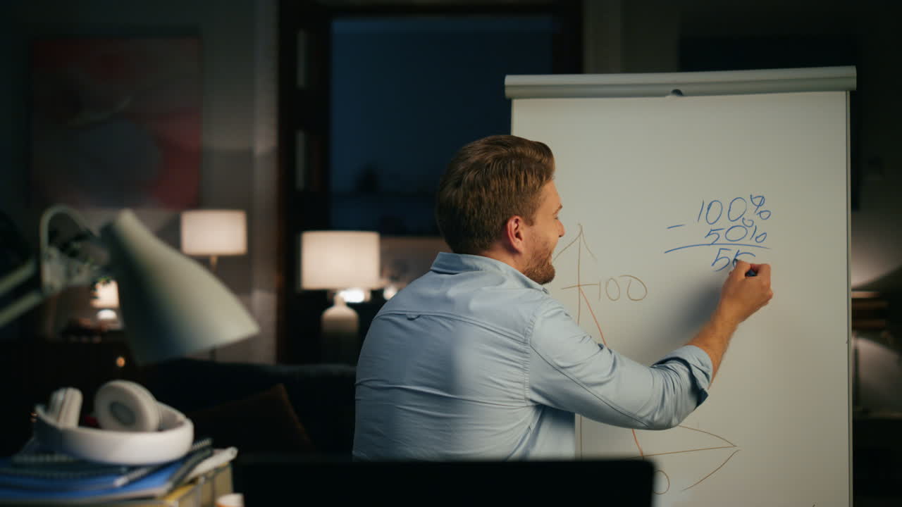 profesor sonriente llamando por video remotamente en el cuarto de noche de primer plano. hombre lección en línea