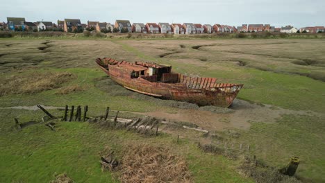 Nahe-Überführung-Eines-Verrosteten-Schiffswracks-Auf-Salzwiesen-Im-Naturschutzgebiet-Fleetwood-Marshes