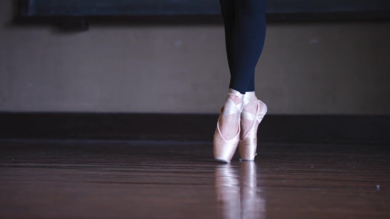 Danseuse de ballet sur la pointe des pieds, ballet en pointes