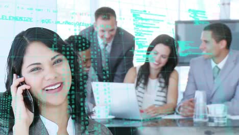 animación del procesamiento de datos sobre una mujer de negocios que usa un teléfono inteligente