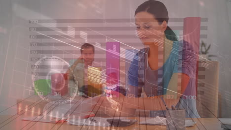 animación del procesamiento de datos sobre pareja caucásica con documentos.