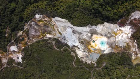 Orakei-Korako---geothermal-park,-popular-tourist-attraction-in-New-Zealand