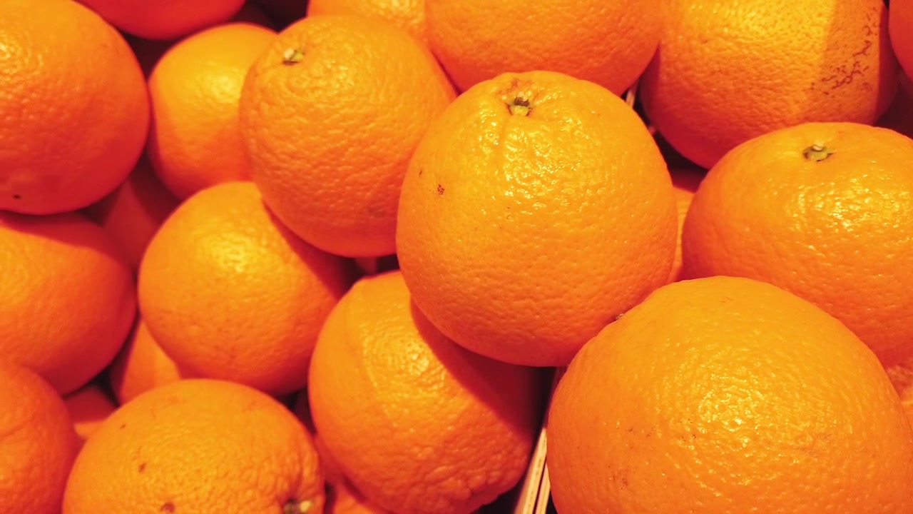 Arance fresche e succose in negozio