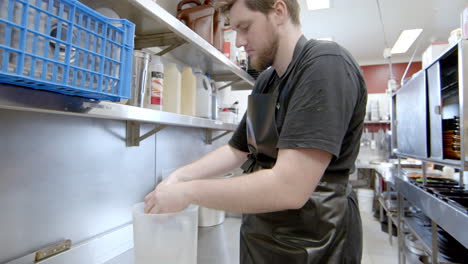 primer plano de un trabajador tomando las cáscaras de los huevos