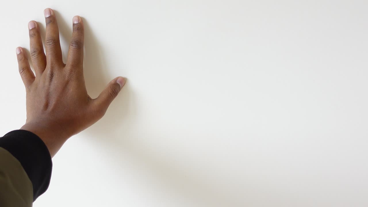 벽 을 만지는 사람 의 손