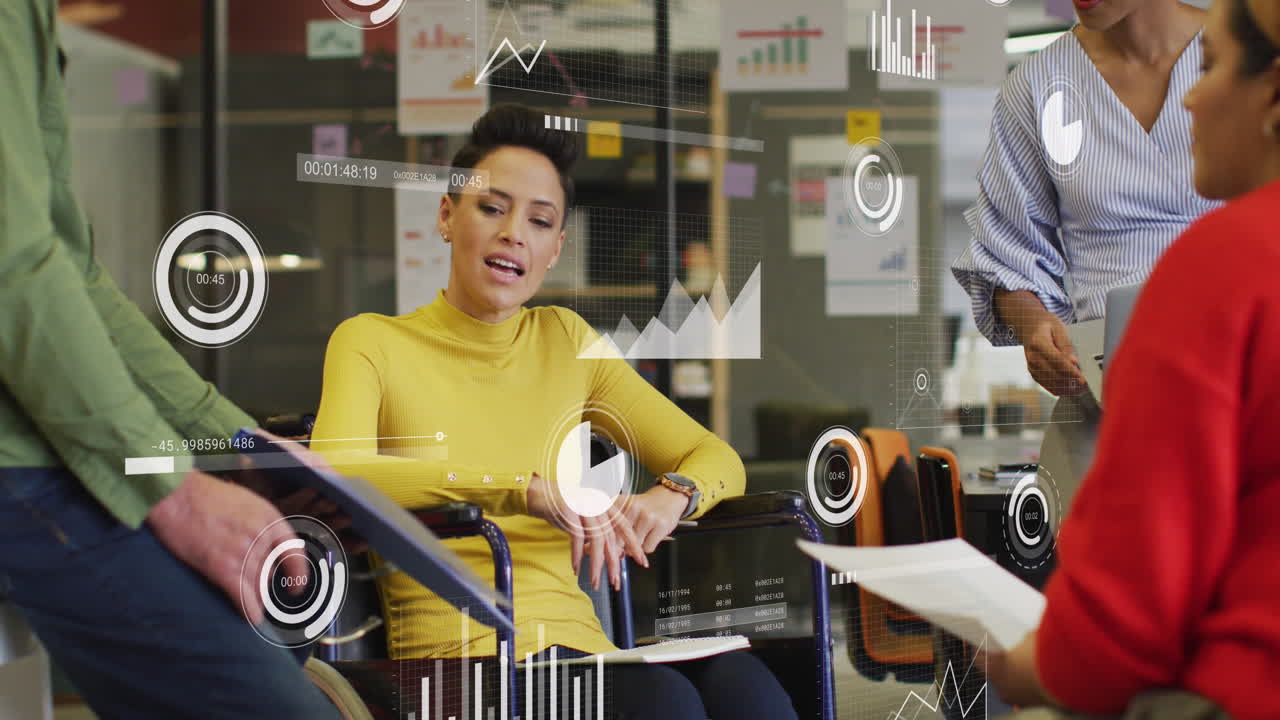 animación del procesamiento de datos financieros sobre diversas personas de negocios en la oficina