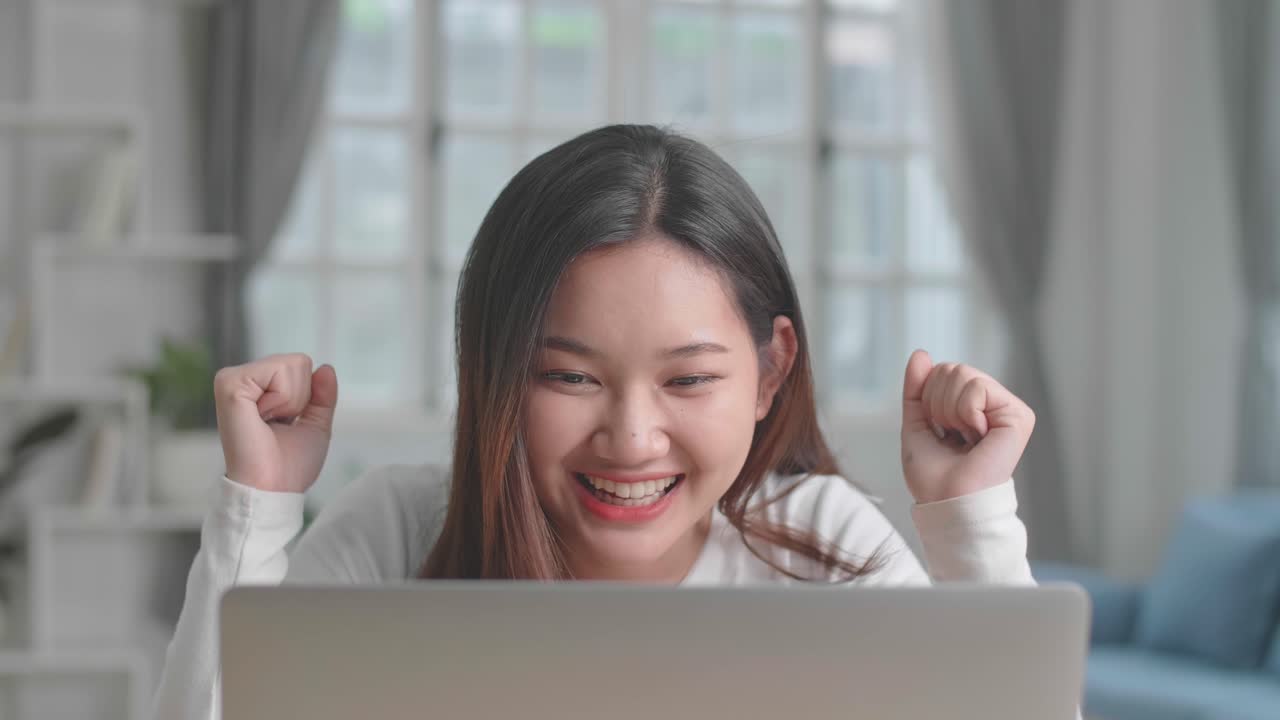 온라인 성공을 축하하는 여성