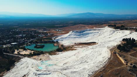 Vídeo-Aéreo-De-Drones-4k-De-Una-Atracción-Turística-Pamukkale,-Piscina-Natural-Con-Agua-Azul,-Minerales-Calcáreos-De-Pavo