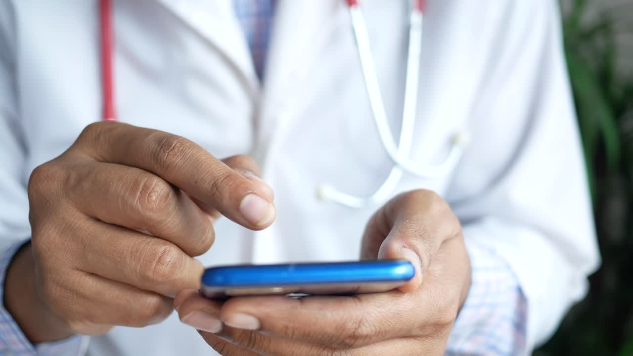 médico que utiliza un teléfono inteligente