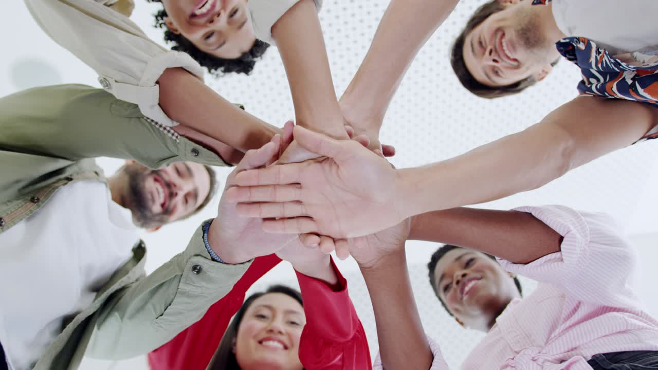 unión de equipo creativo en una oficina moderna