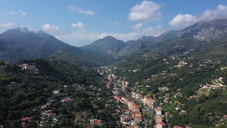 Alpes-Franceses-Puente-Menton-Cruzando-Un-Valle-Zona-Residencial-Antena-De-Día-Soleado