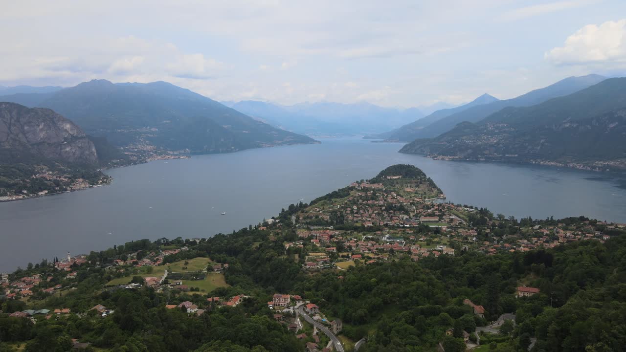 hermoso panorama areal del lago com en el centro de italia en los alpes mientras se pone el sol